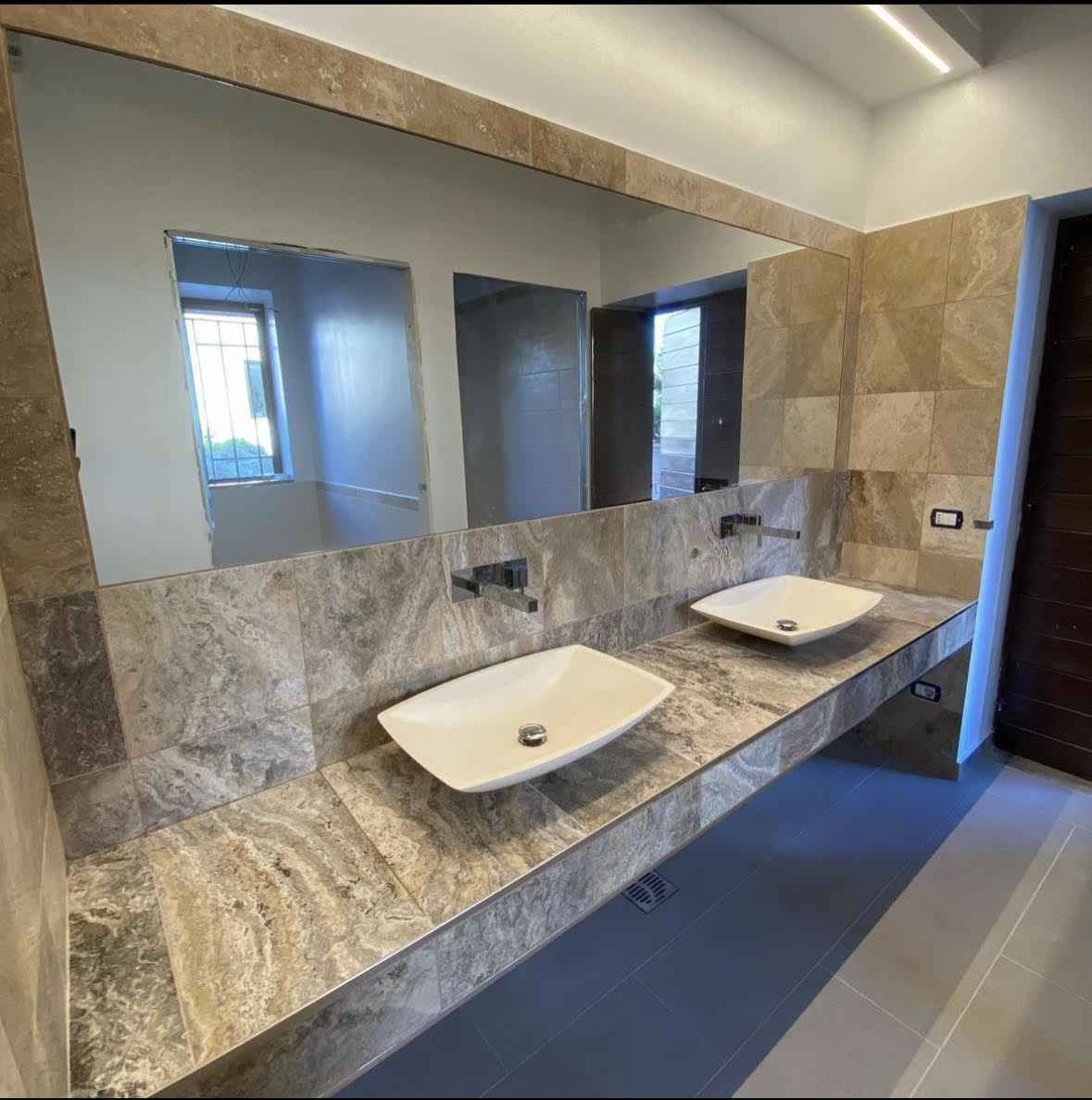Bagno completato con doppio lavabo